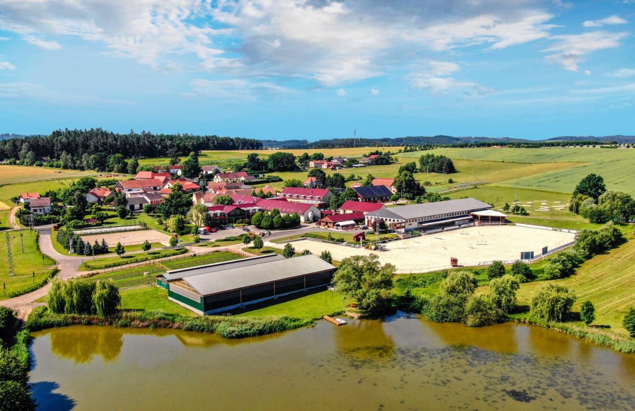 Equitana Hotel Resort Breznice  Экстерьер фото