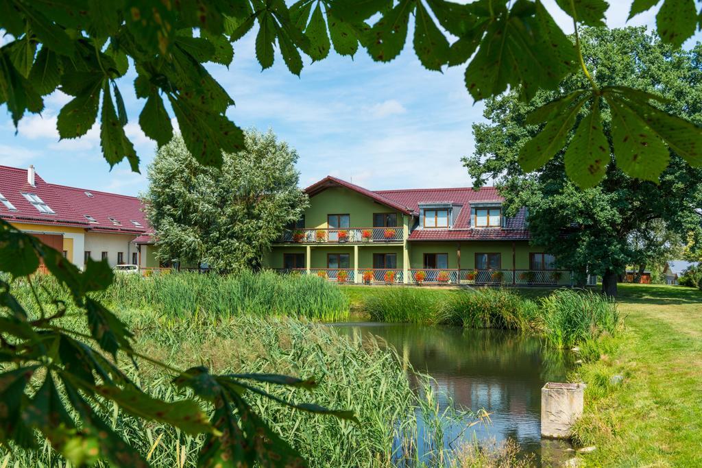 Equitana Hotel Resort Breznice  Экстерьер фото