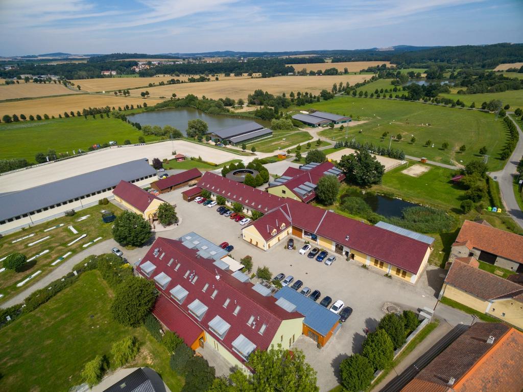 Equitana Hotel Resort Breznice  Экстерьер фото