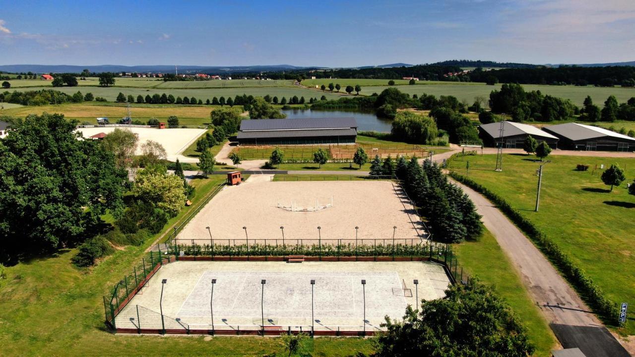 Equitana Hotel Resort Breznice  Экстерьер фото